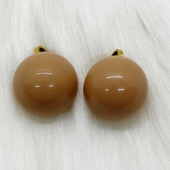 🔮 5/$25 Vintage 1950s 1960s‎ Clip On Tan Round Domed Button Earrings - Picture 2 of 6